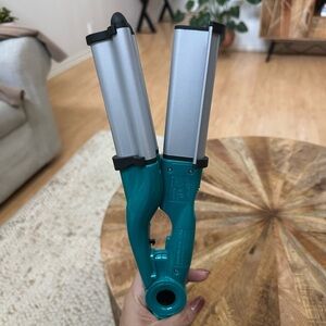 TIGI Silver and Teal Hair Waver